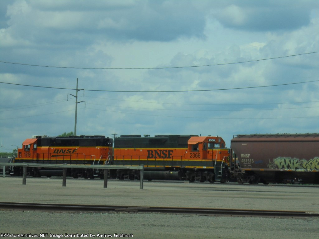 BNSF 1519 + 2366